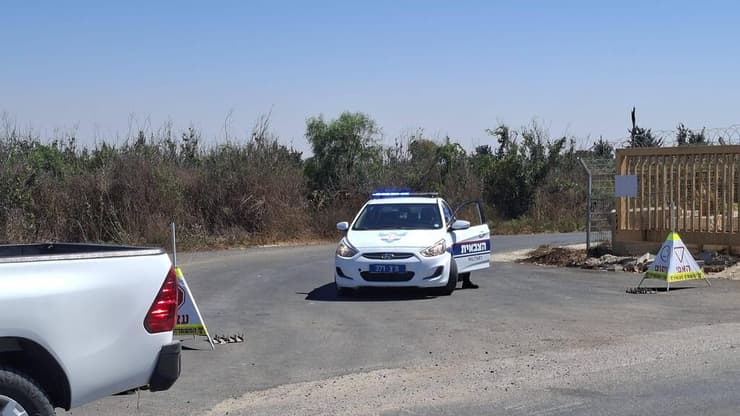 מחסום משטרתי בכניסה לניר עם שנועד למנוע כניסת אזרחים לעזה מחסום בכניסה לניר עם