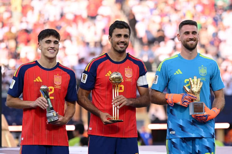 רודרי, קובארסי וסימון (צילום:David Ramos/Getty Images/AFP) רודרי, קובארסי וסימון