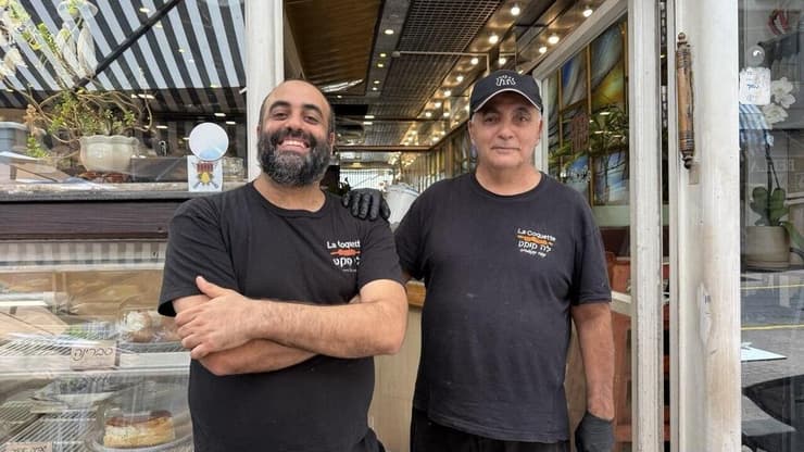 דני ותומר סירוס. שני דורות, (צילום: ספיר גורדו) בית הקפה לה קוקט, נחלת בנימין, תל אביב