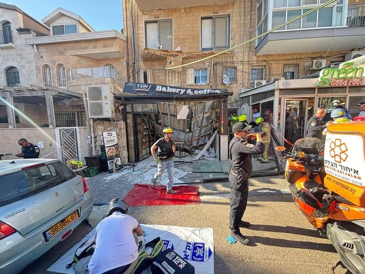 צילום: גיל יוחנן מרפסת קרסה על סניף אנג'ל בירושלים