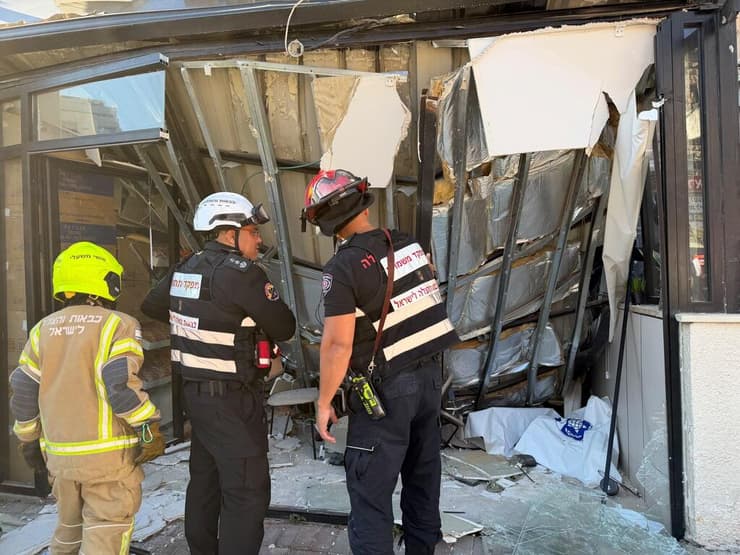 צילום: כבאות והצלה מרפסת קרסה על סניף אנג'ל בירושלים