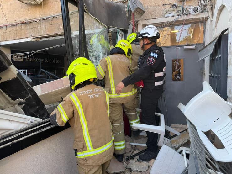 צילום: כבאות והצלה מרפסת קרסה על סניף אנג'ל בירושלים