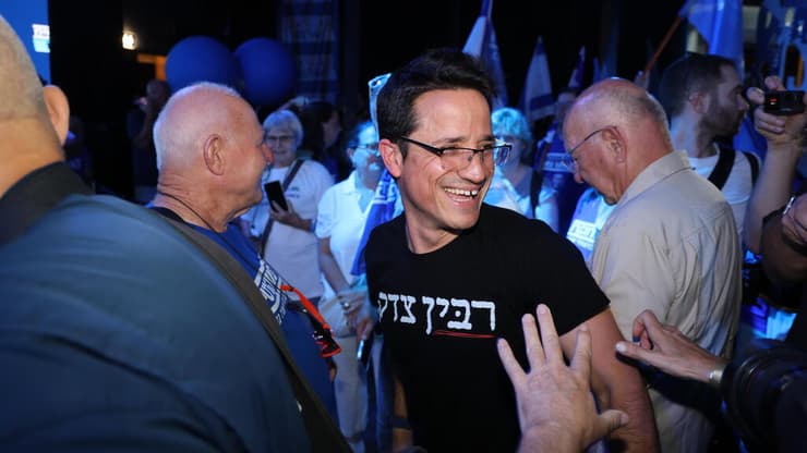 החולצה אומרת "רבין צדק", אבל לא כולם מחוברים למורשת שלו (צילום: יריב כץ ) פריימריז מפלגת הדמוקרטים