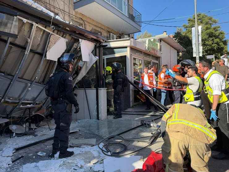 צילום: כבאות והצלה מרפסת קרסה על סניף אנג'ל בירושלים