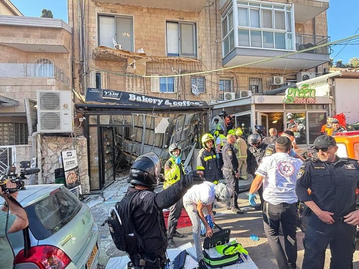 צילום: גיל יוחנן מרפסת קרסה על סניף אנג'ל בירושלים