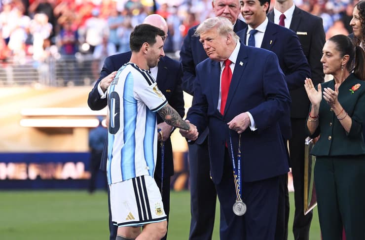 טראמפ לוחץ את ידו של מסי (צילום: David Ramos/Getty Images) טראמפ לוחץ את ידו של מסי