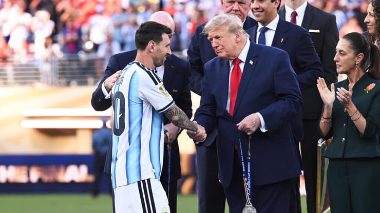 טראמפ לוחץ את ידו של מסי (צילום: David Ramos/Getty Images) טראמפ לוחץ את ידו של מסי