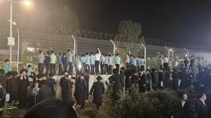 המפגינים עלו על הגדרות, הכרוז קרא: "פיקוח נפש" מחאת חרדים ממול כלא 10