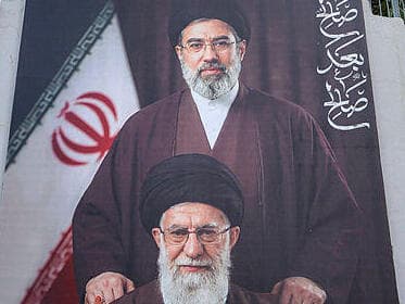 צילום: AHMAD AL-RUBAYE / AFP תמונה של מוג'תבא ועלי חמינאי שצולמה מחוץ לשגרירות ארה"ב בבגדד עיראק