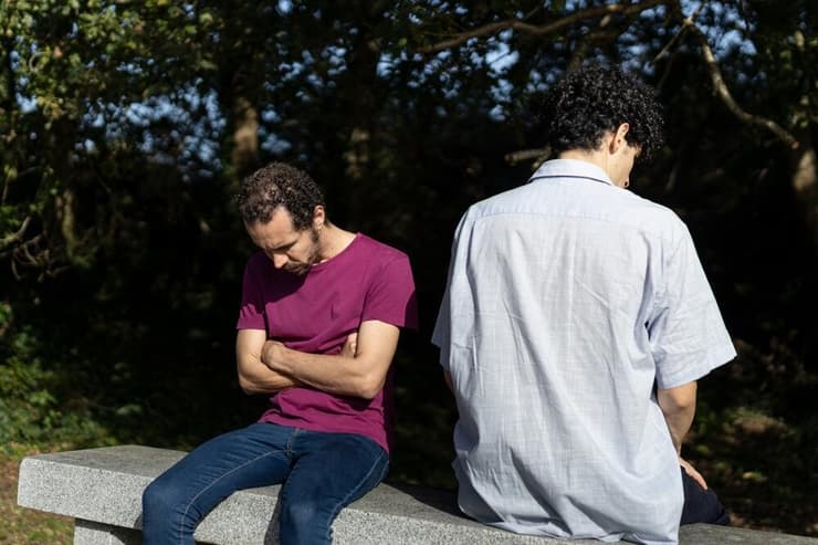 תחושת הניכור עלולה לגרום לאדם לחוש כנוכרי בארצו או אפילו לעזוב בפועל את מולדתו (צילום אילוסטרציה: Formatoriginal / Shutterstock) ניכור