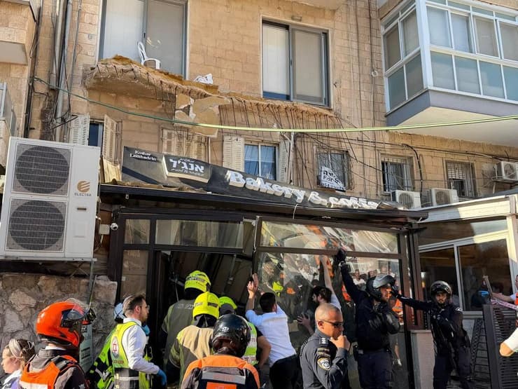 הזירת בשכונת רחביה (צילום: לירן תמרי ) מרפסת קרסה על סניף אנג'ל בירושלים