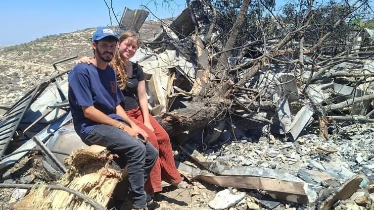 ישי וצופיה לוי ליד שרידי ביתם בחוות גלעד (צילום: דודי אביטן) ישי וצופיה לוי