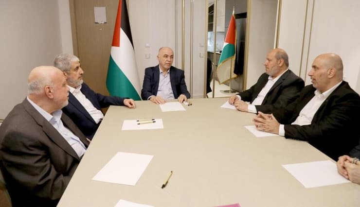 הדיונים על בחירת המנהיג. משעל ואל-חיה, זה מול זה הנהגת חמאס בבחירות של מנהיג התנועה, חליל אל-חיה