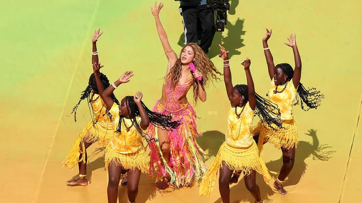 החזירו קצת צבע למופע. שאקירה במופע המחצית בגמר מונדיאל 2026 (צילום: Florencia Tan Jun/Getty Images) שאקירה במופע המחצית בגמר מונדיאל 2026