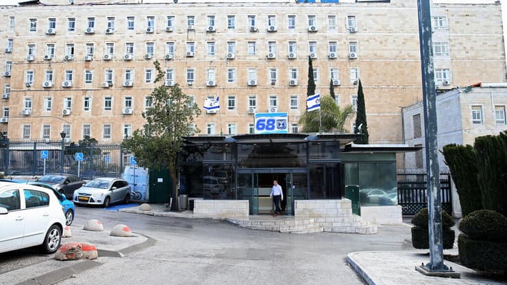 כניסה לחניון בקריית הממשלה בירושלים. העובדים מתלוננים על עומס והיעדר מקומות חניה (צילום: עמית שאבי) כניסה לחניון בקריית הממשלה בירושלים. העובדים מתלוננים על עומס והיעדר מקומות חניה