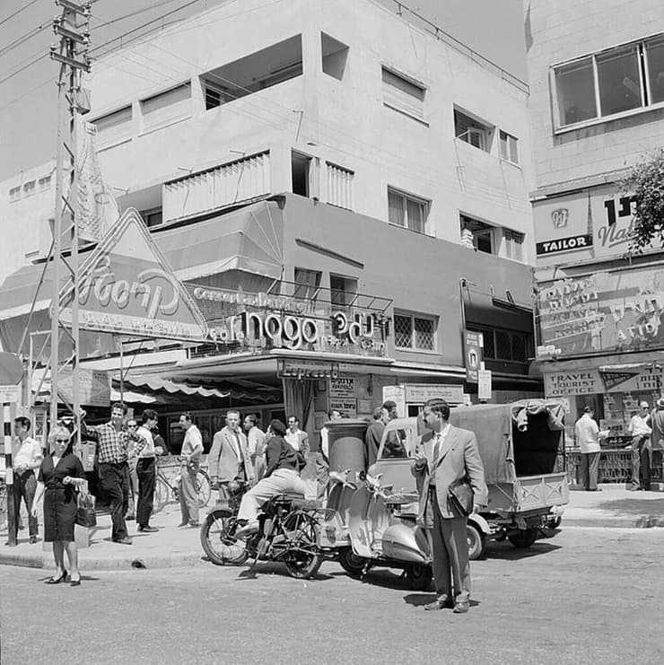 קפה נגדה ברחוב פינסקר 4 בת"א, שנת 1964 (צילום: אוסף אילן שחורי) קפה נגדה ברחוב פינסקר 4 בת"א, שנת 1964
