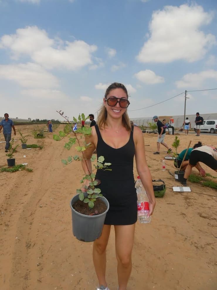 משתתפת בתוכנית בנטיעת עציםבמהלך פעילות התנדבותית בדרום ישראל במסגרת תוכנית Storytellers של תגלית ישראל (צילום: באדיבות תגלית ישראל) A participant plants a tree during a volunteer activity in southern Israel as part of Birthright Israel’s Storytellers program