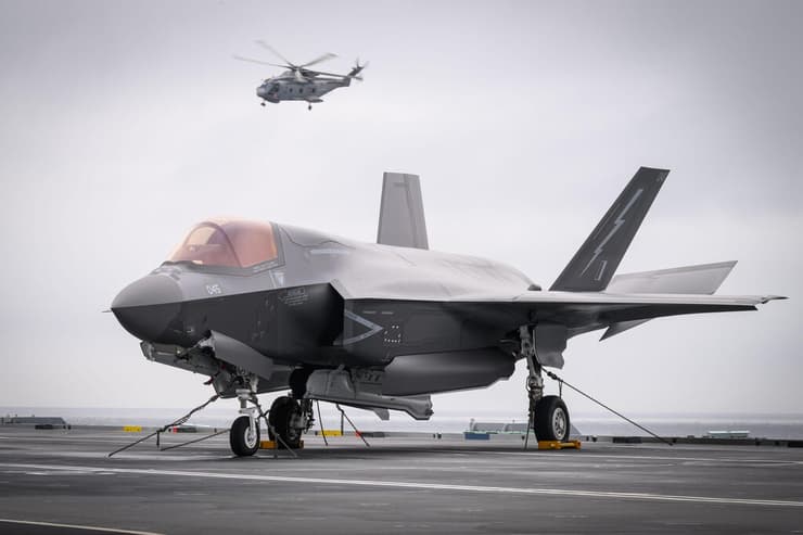 ההרתעה היא רק אשליה? מטוס קרב F-35B בריטי על גבי נושאת המטוסים של חיל הים המלכותי HMS Prince of Wales, במהלך תרגיל נאט"ו בים ליד נורבגיה בחודש שעבר (צילום: Leon Neal/Getty Images) 25 ביוני צבא בריטניה מסוק Merlin HM2 טס מעל מטוס קרב F-35B (דגם נחיתה והמראה אנכית של F-35 ) על גבי נושאת המטוסים הבריטית HMS Prince of Wales במהלך תרגיל נאט"ו בים ליד נורבגיה