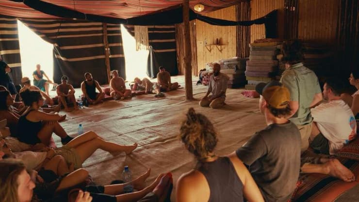 משתתפי תוכנית Storytellers של תגלית ישראל מתכנסים לדיון במסגרת התוכנית (צילום: באדיבות תגלית ישראל) Participants gather for a discussion during Birthright Israel’s Storytellers program