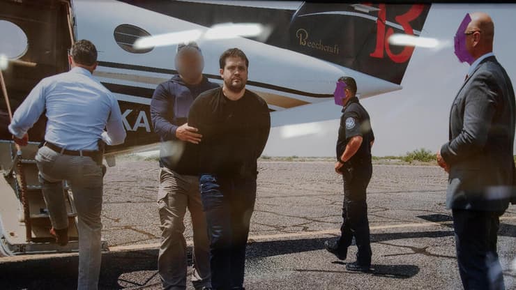 מעצרו של בנו של "אל צ'אפו", חואקין גוזמן לופז, לאחר שהסגיר את "אל מאיו" לארה"ב (צילום: REUTERS/Paul Ratje) מעצרו של בנו של "אל צ'אפו", חואקין גוזמן לופז, לאחר שהסגיר את "אל מאיו" לארה"ב
