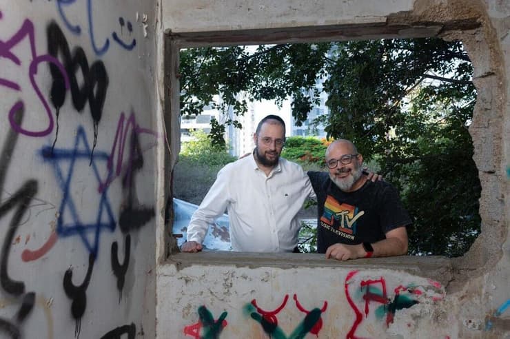 "דווקא במפגשים האישיים אני מגלה מציאות אחרת". חן אביגדורי (מימין) וישראל כהן (צילום: עוז מועלם) חן אביגדורי (מימין) וישראל כהן