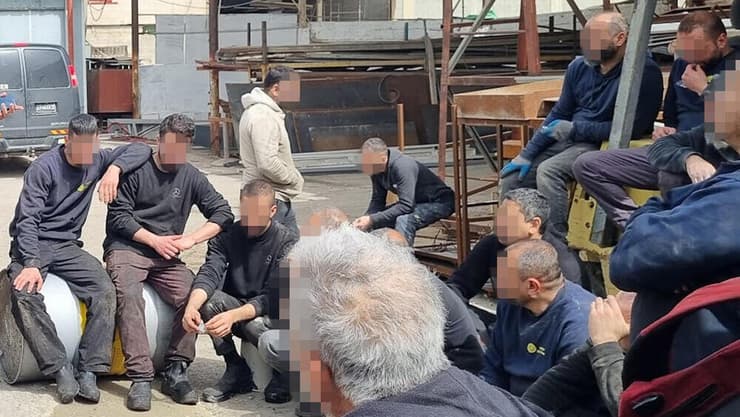 עובדים פלסטינים (צילום: מען - ארגון עובדים) עובדים פלסטינים בהתנחלויות