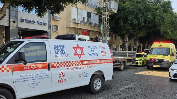 הזירה בנתניה (צילום: תיעוד מבצעי מד"א) גבר נהרג מפגיעת מלגזה
