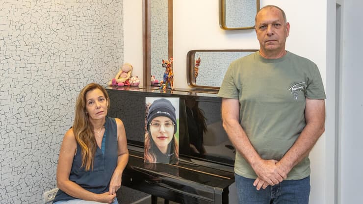 "אחד יש לו ילד חס ושלום עם סרטן, השני צריך לב, השלישי כליה - ולנו נולדה ילדה כזאת". הוריה של מיקה ז"ל (צילום: עידו ארז) הוריה של מיקה ז"ל
