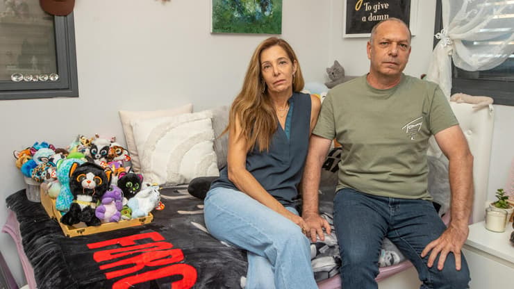 "זה מלווה אותך בכל מקום יותר ויותר, ומצער אותך". ירון וקרן מספרים בגילוי לב על בתם ונחושים למנוע את המקרה הנורא הבא (צילום: עידו ארז) הוריה של מיקה ז"ל