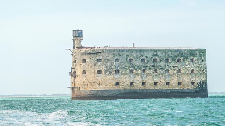 מבצר Fort Boyard פור בויאר צרפת (צילום: Stsvirkun / shutterstock ) מבצר Fort Boyard פור בויאר צרפת