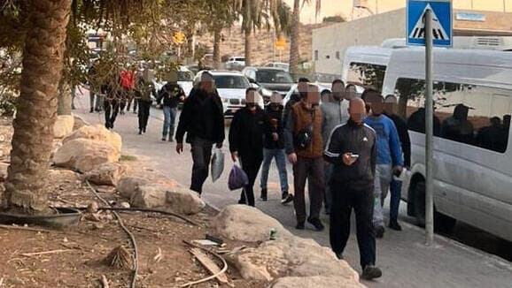 עובדים פלסטינים בדרך לעבודה (צילום: מען - ארגון עובדים) עובדים פלסטינים בהתנחלויות