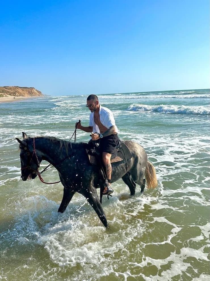שחר רוכב על סוס בים. "פתחנו עמותה, העשייה מחזיקה אותי. הטראומה כל כך גדולה" שחר בן נעים ז"ל