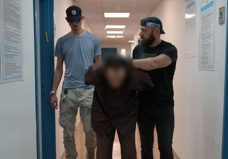 מעצר החשוד (צילום: דוברות המשטרה) שב"כ ומשטרת ישראל עצרו חשוד תושב נצרת בניסיון להתגייס לחמאס ולפגוע בשר מכהן בממשלה