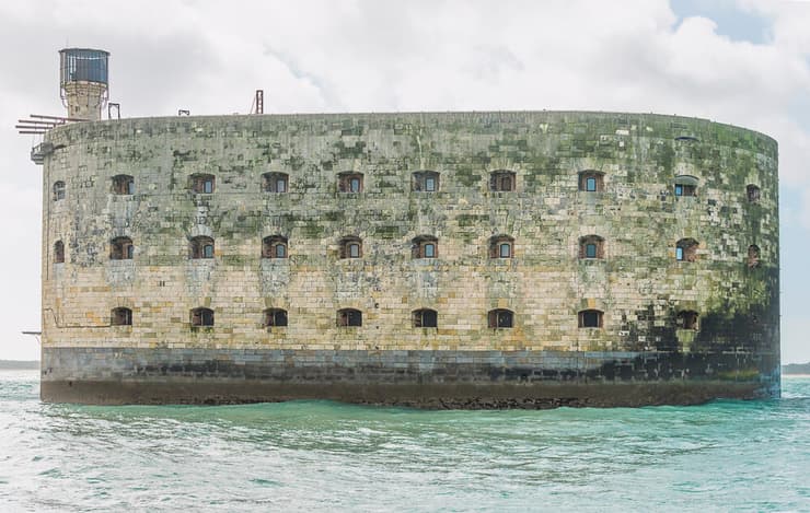 פעם בית כלא, היום אולפן טלוויזיה. מבצר Fort Boyard (צילום: Stsvirkun / shutterstock ) מבצר Fort Boyard פור בויאר צרפת