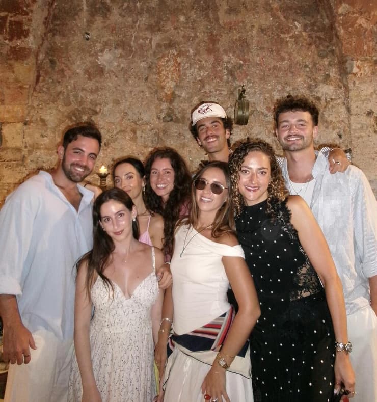 ג'ואל, עומד בשורה האחורית, מצטרף למשתתפים האחרים בתוכנית Storytellers לצילום קבוצתי (צילום: באדיבות המצולמים) Joel, standing in the back row, joins fellow Storytellers participants for a group photo