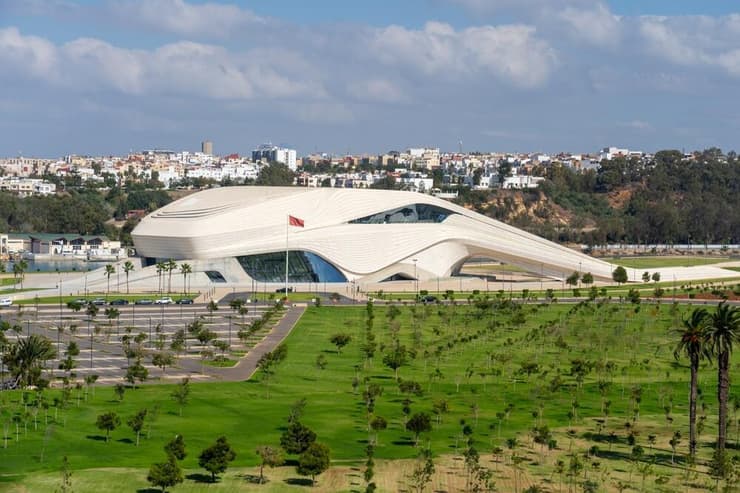 התיאטרון הגדול החדש של רבאט, כשברקע קו הרקיע של העיר (צילום: JHVEPhoto / shutterstock) התיאטרון הגדול החדש של רבאט, כשברקע קו הרקיע של העיר