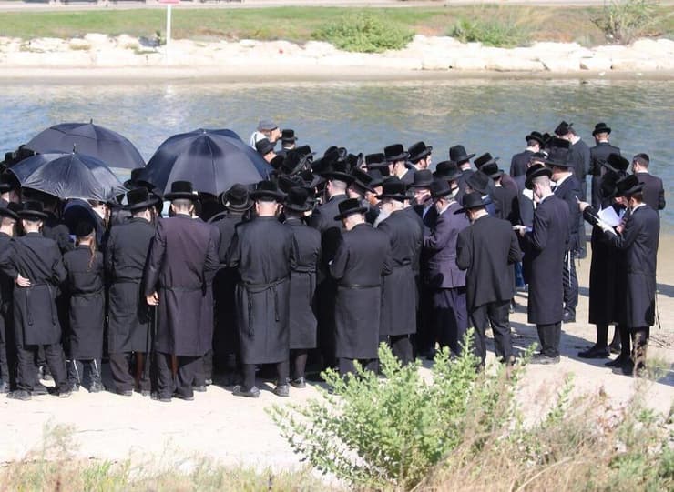 חרדים מטיילים בבין הזמנים.  ידנו המושטת לא פגשה יד אחות