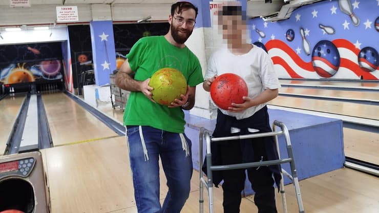 מלכיה עם ילדי העמותה בפעילות התנדבותית. "הוא שיפר את מצב רוחם, והם גרמו לו להרגיש שלם ומאושר" (צילום: באדיבות המשפחה) מלכיה עם ילדי העמותה בפעילות התנדבותית. "הוא שיפר את מצב רוחם, והם גרמו לו להרגיש שלם ומאושר"