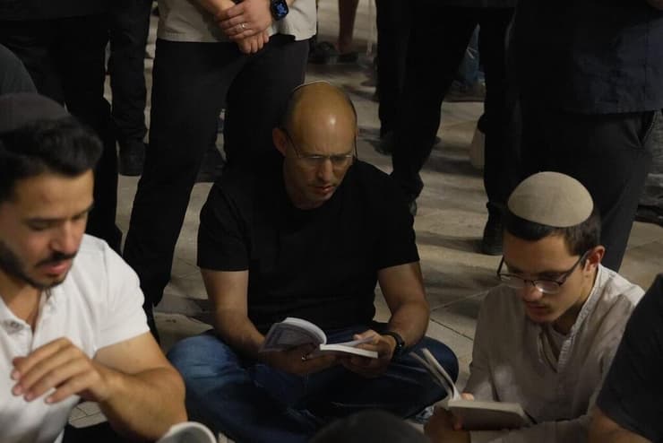 אומרים קינות ברחבת הכותל המערבי
