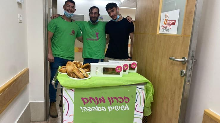 מלכיה (באמצע) בביקור במחלקת אונקולוגיה ילדים במהלך אחת החופשות בין הסבבים. "חיפש להיות במקומות שבהם יוכל להשפיע לטובה על החברה" (צילום: באדיבות המשפחה) מלכיה (באמצע) בביקור במחלקת אונקולוגיה ילדים במהלך אחת החופשות בין הסבבים. "חיפש להיות במקומות שבהם יוכל להשפיע לטובה על החברה"