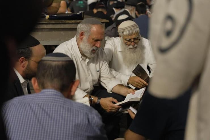 אומרים קינות ברחבת הכותל