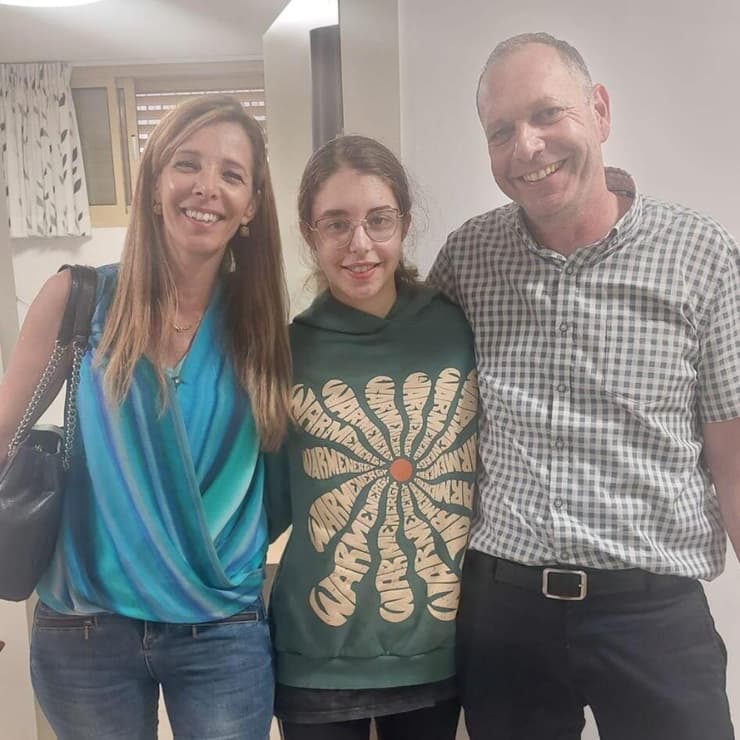 "התיישבה מולה ילדה שפוצעת את עצמה, וזמן קצר אחר כך גם מיקה התחילה לעשות את זה". מיקה אופיר בכר עברה מסע ארוך של אשפוזים (צילום: באדיבות המשפחה) מיקה אופיר בכר ז"ל