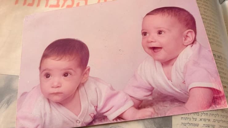 מיטל שטרסברג ואחותה התאומה ליאת כץ (צילום: פרטי) מיטל שטרסברג ואחותה התאומה