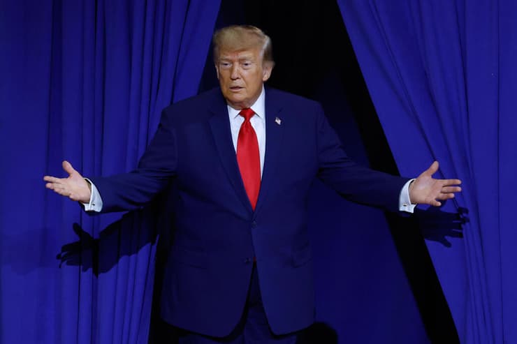 טראמפ. "אנחנו לא צריכים אף אחד" (צילום: AP Photo/Erik S. Lesser) טראמפ נואם בעצרת עם תומכיו ב תיכון ווילר ב ג'ורג'יה ארה"ב באירוע לציון תוכנית חשבונות החסכונות שלו לילדים Trump Accounts