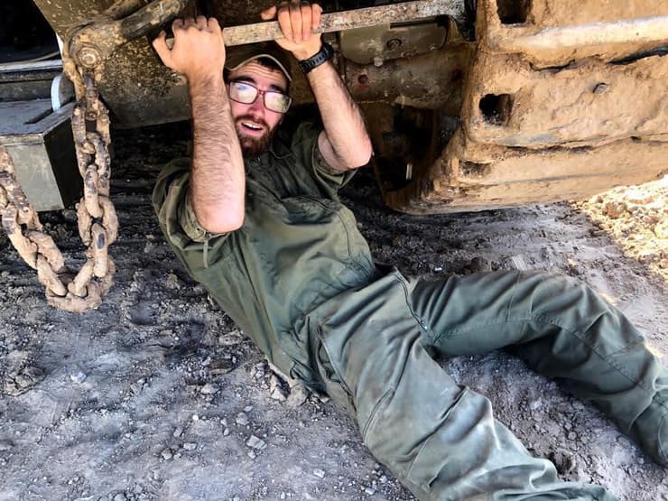 מלכיה ז"ל בעזה, זמן קצר לפני נפילתו. "עבורו, השילוב בין הלחימה בחזית להמשך עשיית הטוב לילדים החולים - היה מושלם" (צילום: באדיבות המשפחה) מלכיה ז"ל בעזה, זמן קצר לפני נפילתו. "עבורו, השילוב בין הלחימה בחזית להמשך עשיית הטוב לילדים החולים - היה מושלם"
