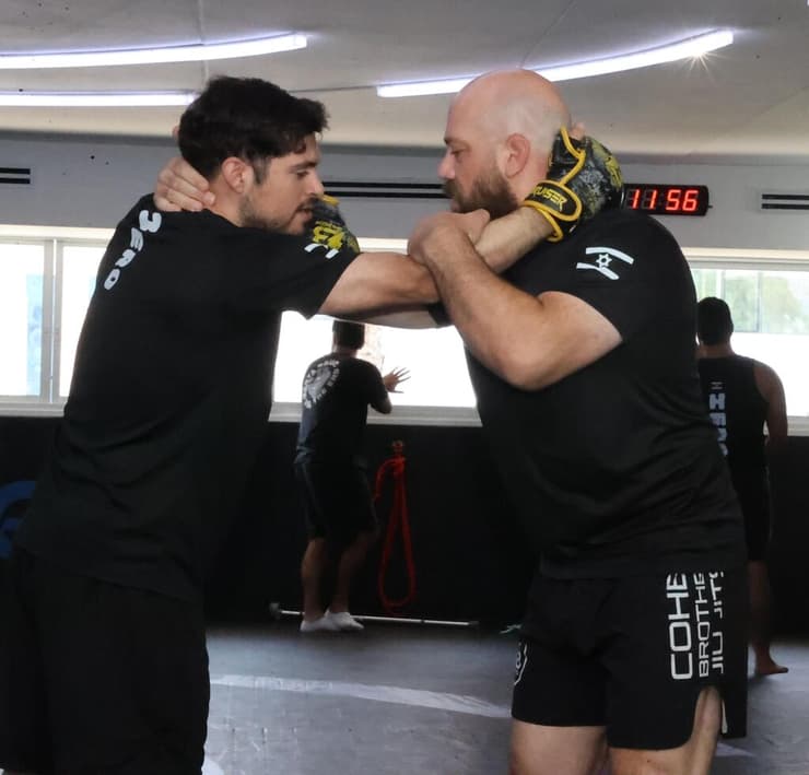 שגיא (מימין) ודור. "שגיא החזיר לי את הרוח הקרבית" (צילום: מוטי קמחי) שגיא (מימין) ודור. "שגיא החזיר לי את הרוח הקרבית"
