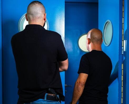 "כל האמצעים הטכנולוגיים הושבתו ולא היה לנו מושג מה קורה. היינו צריכים לקבל החלטה בשברירי שניות, אם שורפים את העסקה, מכניסים פנימה כוחות ועוברים לחילוץ רועש. זה יכול להגיע לחילופי אש" (ד' וח'. צילום: יובל חן) השוטרים שהפעילו את סוכן ״הנווד״ - להב 433