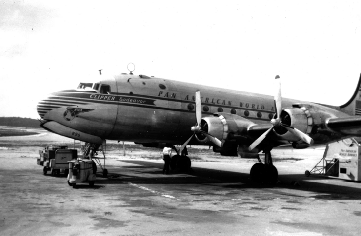 מטוס הדאגלס DC-4, שנשא את השם "Clipper Endeavor"