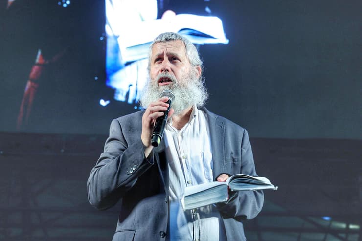 הרב תמיר גרנות בכיכר החטופים, בתשעה באב בשנה שעברה
