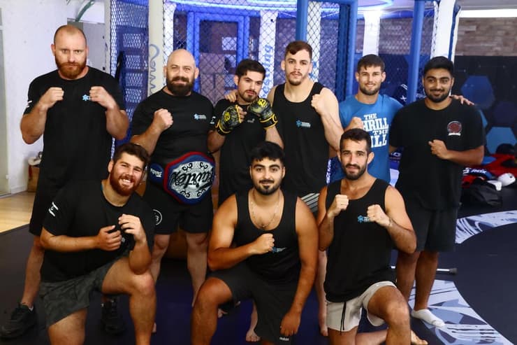 "לבנות חוסן דרך לחימה". שגיא דובב (שני משמאל בשורה בשנייה) ודור אלמוג (שורה ראשונה באמצע) עם לוחמים נוספים שישתתפו בתחרות אגרוף בהיכל מנורה (צילום: מוטי קמחי) "לבנות חוסן דרך לחימה". שגיא דובב (שני משמאל בשורה בשנייה) ודור אלמוג (שורה ראשונה באמצע) עם לוחמים נוספים שישתתפו בתחרות אגרוף בהיכל מנורה